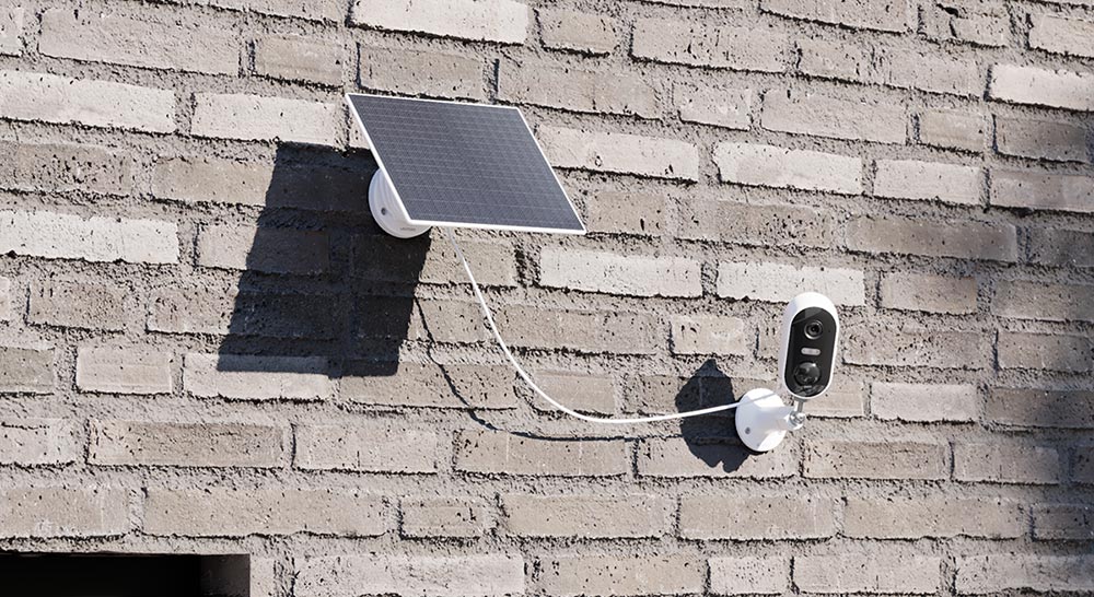 Une caméra extérieure solaire pour une surveillance continue et autonome