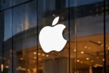 On savait qu'Apple travaillait en coulisses sur de nouveaux objets connectés portables. Mais après les révélations de Bloomberg ce 17 février, on passe du murmure au coup de tonnerre. Le géant de Cupertino accélère simultanément le développement de trois produits d'un genre nouveau : des lunettes connectées à la Meta Ray-Ban, un mystérieux pendentif IA s'apparentant à un AirTag, et des AirPods équipés de caméras. Le point commun ? Tous misent sur un Siri nouvelle génération et une intelligence artificielle capable de voir votre environnement en temps réel. De quoi rebattre les cartes du marché des objets connectés portables. &nbsp; Des lunettes connectées Apple pour rivaliser avec Meta Commençons par la pièce maîtresse. Apple développe des lunettes connectées intelligentes destinées à concurrencer frontalement les Ray-Ban Meta, qui se vendent comme des petits pains (7 millions d'unités écoulées en 2025, rappelons-le). Contrairement au Vision Pro et son approche casque immersif, Apple vise ici un format léger et discret que vous pourriez porter au quotidien sans ressembler à un humanoid. Les prototypes intègrent deux caméras : l'une haute résolution pour capturer photos et vidéos, l'autre dédiée à la « vision contextuelle » — autrement dit, elle nourrit l'IA en informations sur ce qui vous entoure. Ajoutez des haut-parleurs, un micro et vous obtenez un compagnon qui peut passer des appels, jouer de la musique et surtout répondre à vos questions sur votre environnement. Autant de scénarios où Siri, boosté par un modèle de langage avancé, interviendrait en temps réel. Côté calendrier, Apple viserait un début de production en décembre 2026 pour un lancement en 2027. Pas d'écran intégré à ce stade — une techno réservée à de futures lunettes en réalité augmentée prévues pour 2028. Un pas après l'autre. &nbsp; Un pendentif IA façon Humane AI Pin, mais version Apple Voilà l'objet le plus intrigant du trio. Apple planche sur un pendentif connecté de la taille d'un AirTag, un disque fin en aluminium et verre que vous pourriez accrocher à votre chemise ou porter en collier. Les ingénieurs d'Apple le surnomment en interne « les yeux et les oreilles de l'iPhone ». Le concept rappelle inévitablement le Humane AI Pin, ce gadget IA à 700 dollars qui a fait un flop retentissant en 2024. Mais Apple a visiblement tiré les leçons de cet échec : pas de projecteur laser, pas de tentative de remplacer le smartphone. Le pendentif serait un pur accessoire iPhone, avec un processeur modeste (comparable à celui des AirPods) qui délègue le gros du calcul au téléphone. Deux caméras basse résolution, trois micros, un bouton physique et potentiellement un petit haut-parleur pour converser avec Siri sans sortir les écouteurs. L'idée ? Avoir une IA « toujours attentive » qui peut analyser une scène, scanner un document posé sur votre bureau ou identifier un plat au restaurant, le tout sans dégainer votre iPhone. Le pendant connecté ultime, en somme. Une date de lancement est pressentie pour 2027, si le tant attendu nouveau Siri est prêt à temps. &nbsp; Des AirPods avec caméras : vos oreilles deviennent des yeux Le troisième projet est sans doute le plus avancé du lot. Apple travaille depuis un moment sur des AirPods équipés de caméras et Bloomberg indique qu'un lancement serait envisageable dès fin 2026. Les caméras embarquées seraient de basse résolution — il ne s'agit pas de filmer vos vacances depuis vos oreilles, mais de fournir un flux visuel à l'IA. Concrètement, ces AirPods pourraient octroyer à Siri la capacité de comprendre ce que vous regardez et d'agir en conséquence. Vous fixez un panneau en japonais ? Traduction instantanée dans vos oreilles. Vous êtes devant un produit en magasin ? Comparaison de prix automatique. Apple a déjà posé les bases avec la fonctionnalité Visual Intelligence de l'iPhone 16 et l'idée serait de la rendre encore plus fluide et mains-libres. &nbsp; Siri au cœur de tout L'ensemble de cette stratégie repose sur un pilier : le nouveau Siri, repensé autour d'un modèle de langage (LLM) développé en partenariat avec Google Gemini et exécuté sur les serveurs Private Cloud Compute d'Apple. Ce Siri 2.0, annoncé en filigrane depuis des mois, devrait comprendre le contexte visuel, enchaîner les requêtes complexes et devenir véritablement conversationnel. Malheureusement les retards s'accumulent. La mise à jour iOS 26.4 qui devait l'intégrer pourrait glisser vers iOS 26.5. Et sans un Siri à la hauteur, ces trois nouveaux produits risquent de rester de beaux concepts hardware sans cerveau logiciel. Tim Cook a beau se déclarer « extrêmement enthousiaste » lors d'un all-hands meeting en février, la concurrence n'attend pas : Meta aligne 7 millions de Ray-Ban vendues, OpenAI prépare son enceinte connectée avec Jony Ive, et Samsung a confirmé ses propres lunettes connectées pour 2026. &nbsp; La course aux produits IA est lancée Cette course ne sera pas aussi frénétique que celle de l'Intelligence Artificielle mais risque d'être interessante à observer dans les prochains mois. Apple joue ici une partie stratégique majeure. Après le demi-échec commercial du Vision Pro (trop cher, trop de niche), Cupertino pivote vers des objets connectés portables plus accessibles et plus quotidiens. Des lunettes pour la rue, un pendentif pour le bureau, des AirPods pour partout — trois formats complémentaires qui misent tous sur une IA contextuelle et visuelle. Le timing est serré et la dépendance au nouveau Siri constitue un vrai facteur de risque. Mais si Apple réussit son pari, ces wearables IA pourraient redéfinir notre rapport aux objets connectés portables. La bataille 2026-2027 entre Apple, Meta, Samsung et OpenAI s'annonce passionnante. Chez Winkco, nous sommes impatients de mettre le nez (et les oreilles) dans ce nouveau marché.