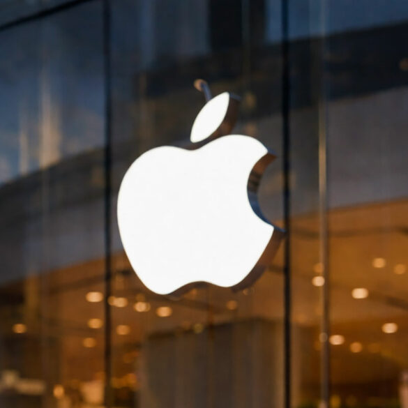 On savait qu'Apple travaillait en coulisses sur de nouveaux objets connectés portables. Mais après les révélations de Bloomberg ce 17 février, on passe du murmure au coup de tonnerre. Le géant de Cupertino accélère simultanément le développement de trois produits d'un genre nouveau : des lunettes connectées à la Meta Ray-Ban, un mystérieux pendentif IA s'apparentant à un AirTag, et des AirPods équipés de caméras. Le point commun ? Tous misent sur un Siri nouvelle génération et une intelligence artificielle capable de voir votre environnement en temps réel. De quoi rebattre les cartes du marché des objets connectés portables. Des lunettes connectées Apple pour rivaliser avec Meta Commençons par la pièce maîtresse. Apple développe des lunettes connectées intelligentes destinées à concurrencer frontalement les Ray-Ban Meta, qui se vendent comme des petits pains (7 millions d'unités écoulées en 2025, rappelons-le). Contrairement au Vision Pro et son approche casque immersif, Apple vise ici un format léger et discret que vous pourriez porter au quotidien sans ressembler à un humanoid. Les prototypes intègrent deux caméras : l'une haute résolution pour capturer photos et vidéos, l'autre dédiée à la « vision contextuelle » — autrement dit, elle nourrit l'IA en informations sur ce qui vous entoure. Ajoutez des haut-parleurs, un micro et vous obtenez un compagnon qui peut passer des appels, jouer de la musique et surtout répondre à vos questions sur votre environnement. Autant de scénarios où Siri, boosté par un modèle de langage avancé, interviendrait en temps réel. Côté calendrier, Apple viserait un début de production en décembre 2026 pour un lancement en 2027. Pas d'écran intégré à ce stade — une techno réservée à de futures lunettes en réalité augmentée prévues pour 2028. Un pas après l'autre. Un pendentif IA façon Humane AI Pin, mais version Apple Voilà l'objet le plus intrigant du trio. Apple planche sur un pendentif connecté de la taille d'un AirTag, un disque fin en aluminium et verre que vous pourriez accrocher à votre chemise ou porter en collier. Les ingénieurs d'Apple le surnomment en interne « les yeux et les oreilles de l'iPhone ». Le concept rappelle inévitablement le Humane AI Pin, ce gadget IA à 700 dollars qui a fait un flop retentissant en 2024. Mais Apple a visiblement tiré les leçons de cet échec : pas de projecteur laser, pas de tentative de remplacer le smartphone. Le pendentif serait un pur accessoire iPhone, avec un processeur modeste (comparable à celui des AirPods) qui délègue le gros du calcul au téléphone. Deux caméras basse résolution, trois micros, un bouton physique et potentiellement un petit haut-parleur pour converser avec Siri sans sortir les écouteurs. L'idée ? Avoir une IA « toujours attentive » qui peut analyser une scène, scanner un document posé sur votre bureau ou identifier un plat au restaurant, le tout sans dégainer votre iPhone. Le pendant connecté ultime, en somme. Une date de lancement est pressentie pour 2027, si le tant attendu nouveau Siri est prêt à temps. Des AirPods avec caméras : vos oreilles deviennent des yeux Le troisième projet est sans doute le plus avancé du lot. Apple travaille depuis un moment sur des AirPods équipés de caméras et Bloomberg indique qu'un lancement serait envisageable dès fin 2026. Les caméras embarquées seraient de basse résolution — il ne s'agit pas de filmer vos vacances depuis vos oreilles, mais de fournir un flux visuel à l'IA. Concrètement, ces AirPods pourraient octroyer à Siri la capacité de comprendre ce que vous regardez et d'agir en conséquence. Vous fixez un panneau en japonais ? Traduction instantanée dans vos oreilles. Vous êtes devant un produit en magasin ? Comparaison de prix automatique. Apple a déjà posé les bases avec la fonctionnalité Visual Intelligence de l'iPhone 16 et l'idée serait de la rendre encore plus fluide et mains-libres. Siri au cœur de tout L'ensemble de cette stratégie repose sur un pilier : le nouveau Siri, repensé autour d'un modèle de langage (LLM) développé en partenariat avec Google Gemini et exécuté sur les serveurs Private Cloud Compute d'Apple. Ce Siri 2.0, annoncé en filigrane depuis des mois, devrait comprendre le contexte visuel, enchaîner les requêtes complexes et devenir véritablement conversationnel. Malheureusement les retards s'accumulent. La mise à jour iOS 26.4 qui devait l'intégrer pourrait glisser vers iOS 26.5. Et sans un Siri à la hauteur, ces trois nouveaux produits risquent de rester de beaux concepts hardware sans cerveau logiciel. Tim Cook a beau se déclarer « extrêmement enthousiaste » lors d'un all-hands meeting en février, la concurrence n'attend pas : Meta aligne 7 millions de Ray-Ban vendues, OpenAI prépare son enceinte connectée avec Jony Ive, et Samsung a confirmé ses propres lunettes connectées pour 2026. La course aux produits IA est lancée Cette course ne sera pas aussi frénétique que celle de l'Intelligence Artificielle mais risque d'être interessante à observer dans les prochains mois. Apple joue ici une partie stratégique majeure. Après le demi-échec commercial du Vision Pro (trop cher, trop de niche), Cupertino pivote vers des objets connectés portables plus accessibles et plus quotidiens. Des lunettes pour la rue, un pendentif pour le bureau, des AirPods pour partout — trois formats complémentaires qui misent tous sur une IA contextuelle et visuelle. Le timing est serré et la dépendance au nouveau Siri constitue un vrai facteur de risque. Mais si Apple réussit son pari, ces wearables IA pourraient redéfinir notre rapport aux objets connectés portables. La bataille 2026-2027 entre Apple, Meta, Samsung et OpenAI s'annonce passionnante. Chez Winkco, nous sommes impatients de mettre le nez (et les oreilles) dans ce nouveau marché.