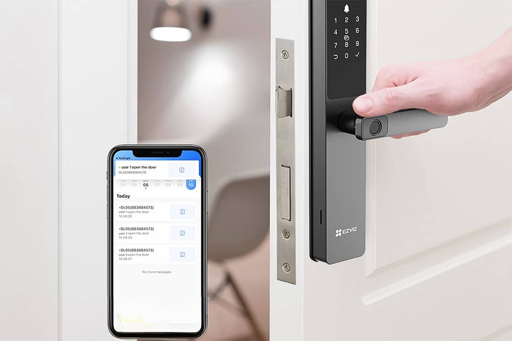 Serrure connectée EZVIZ DL05 avec lecteur d'empreinte digitale sur la poignée