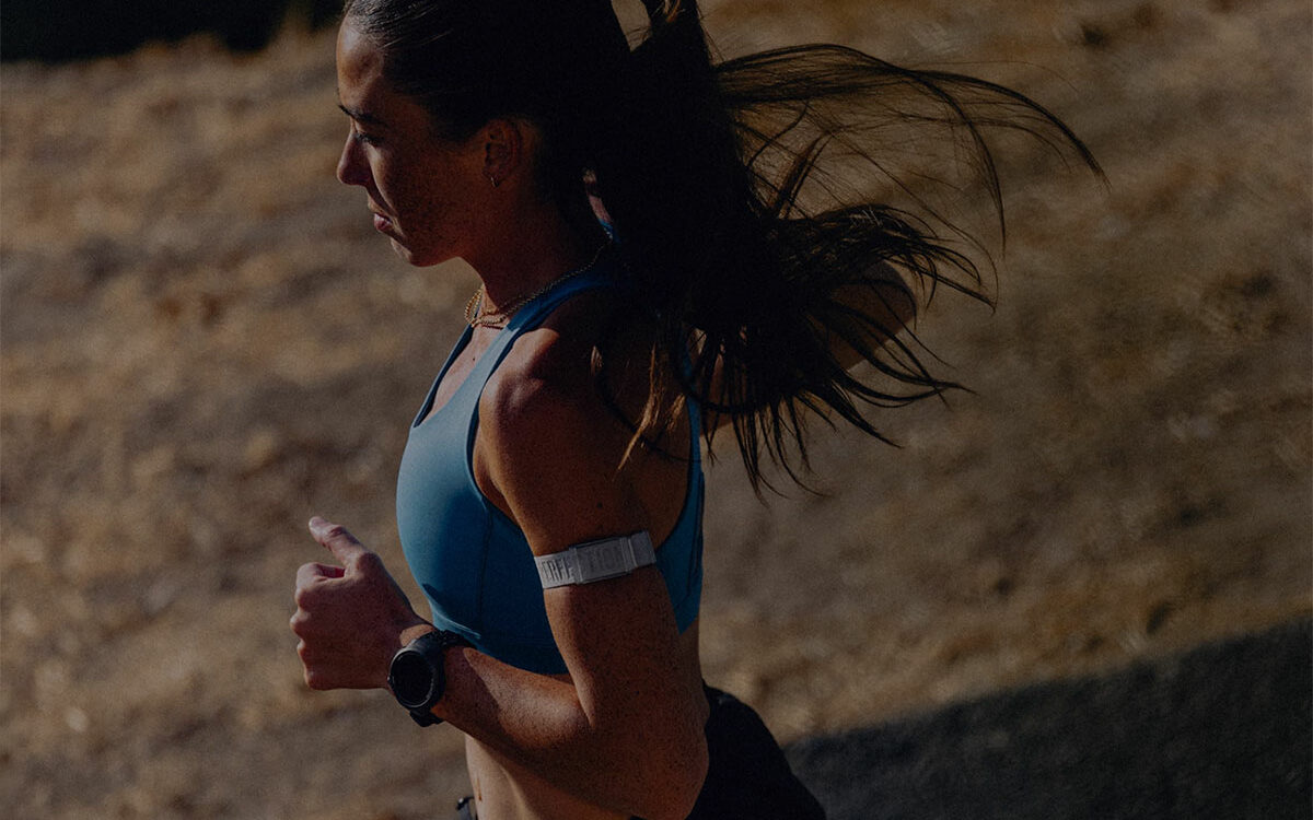 COROS déploie sa mise à jour Spring 2026 avec Pace Strategy et Hill Alerts : coaching d'allure et alertes de dénivelé en temps réel, gratuitement sur les montres existantes.