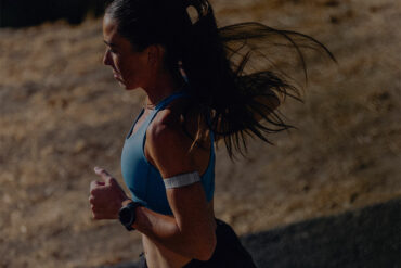 COROS déploie sa mise à jour Spring 2026 avec Pace Strategy et Hill Alerts : coaching d'allure et alertes de dénivelé en temps réel, gratuitement sur les montres existantes.