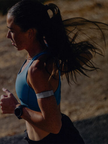COROS déploie sa mise à jour Spring 2026 avec Pace Strategy et Hill Alerts : coaching d'allure et alertes de dénivelé en temps réel, gratuitement sur les montres existantes.