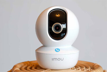 Caméra connectée IMOU dans un salon — gamme sécurité Leroy Merlin 2026