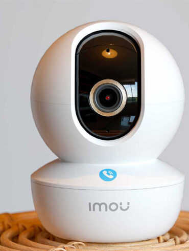 Caméra connectée IMOU dans un salon — gamme sécurité Leroy Merlin 2026