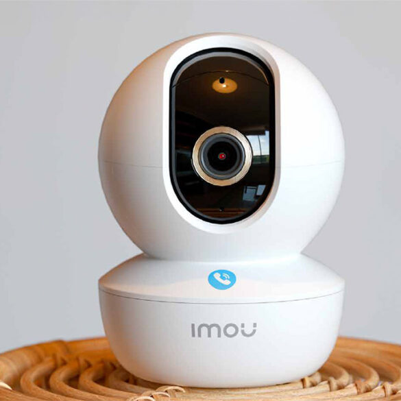 Caméra connectée IMOU dans un salon — gamme sécurité Leroy Merlin 2026