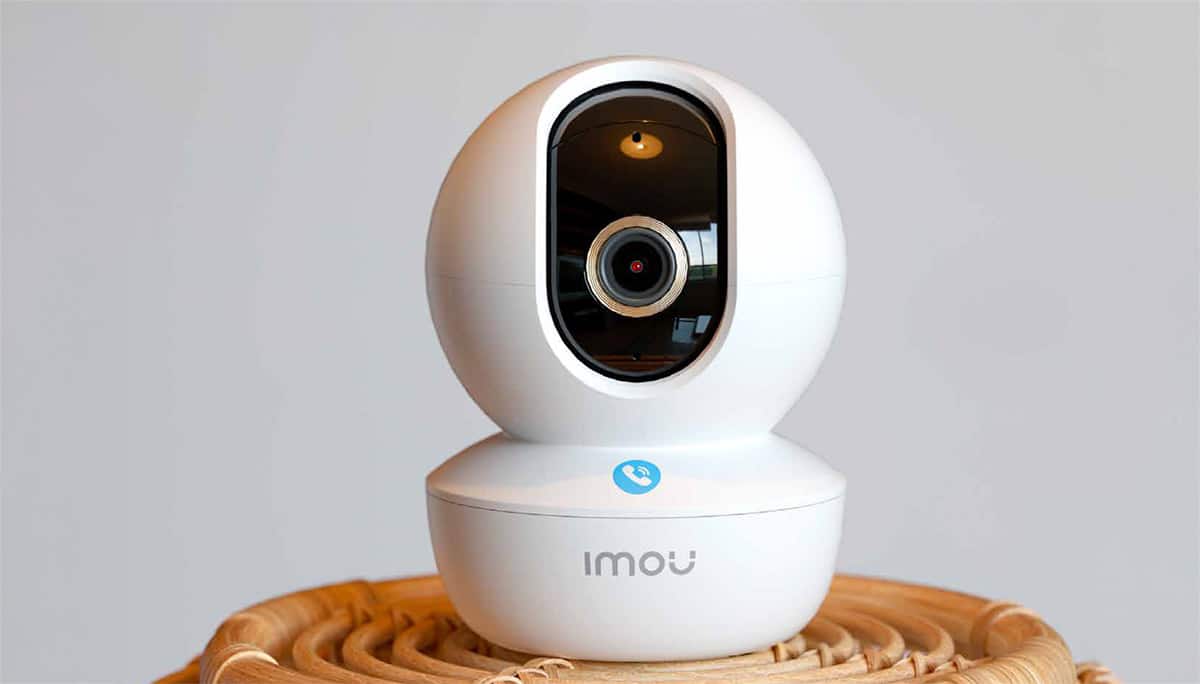 Caméra connectée IMOU dans un salon — gamme sécurité Leroy Merlin 2026