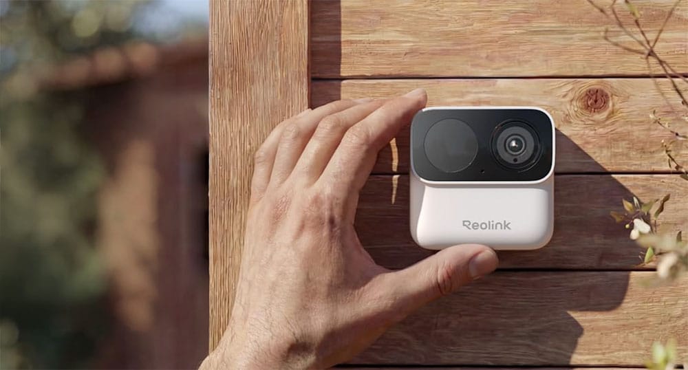 améra Reolink Argus MagiCam à fixation magnétique posée sur une surface métallique