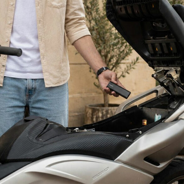 Le traceur GPS Invoxia Tracker Pro Max posé sur une table, format compact noir
