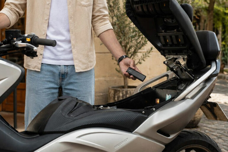 Le traceur GPS Invoxia Tracker Pro Max posé sur une table, format compact noir