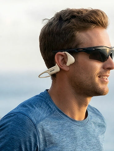 Casque à conduction osseuse Nank Runner Diver2 Pro porté par un nageur dans une piscine
