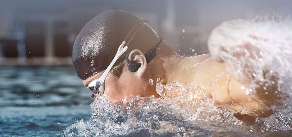 Gros plan sur le casque Nank Runner Diver2 Pro étanche IP69 dans l'eau