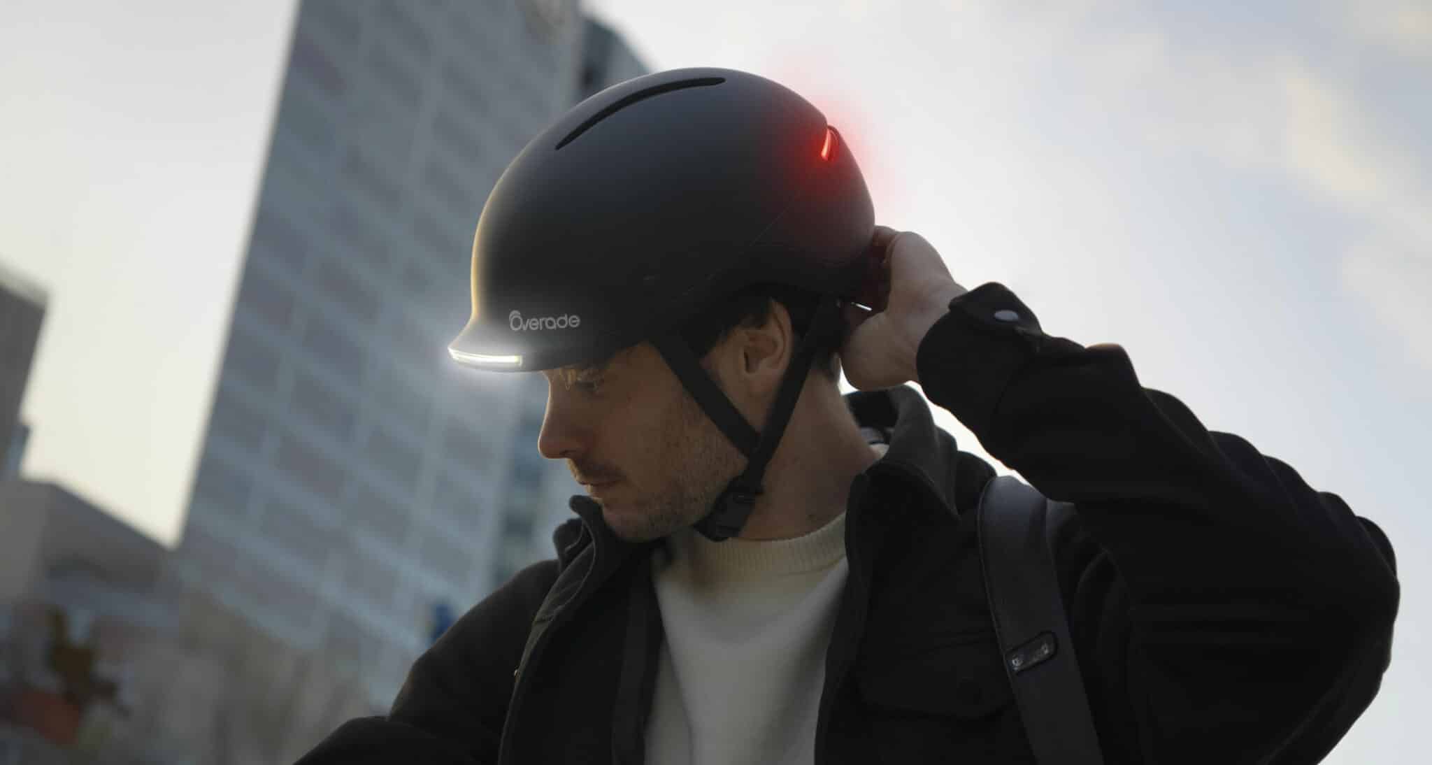 Casque vélo connecté Overade LIFE porté en ville avec éclairage 360 degrés