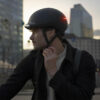 Casque vélo connecté Overade LIFE porté en ville avec éclairage 360 degrés