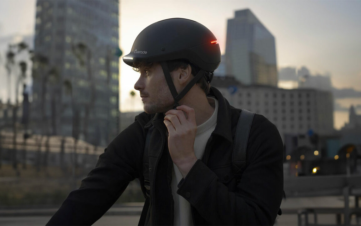 Casque vélo connecté Overade LIFE porté en ville avec éclairage 360 degrés