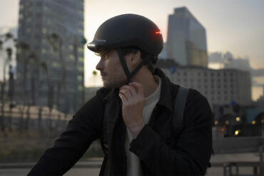 Casque vélo connecté Overade LIFE porté en ville avec éclairage 360 degrés