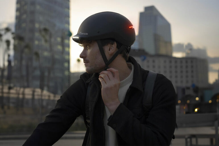 Casque vélo connecté Overade LIFE porté en ville avec éclairage 360 degrés