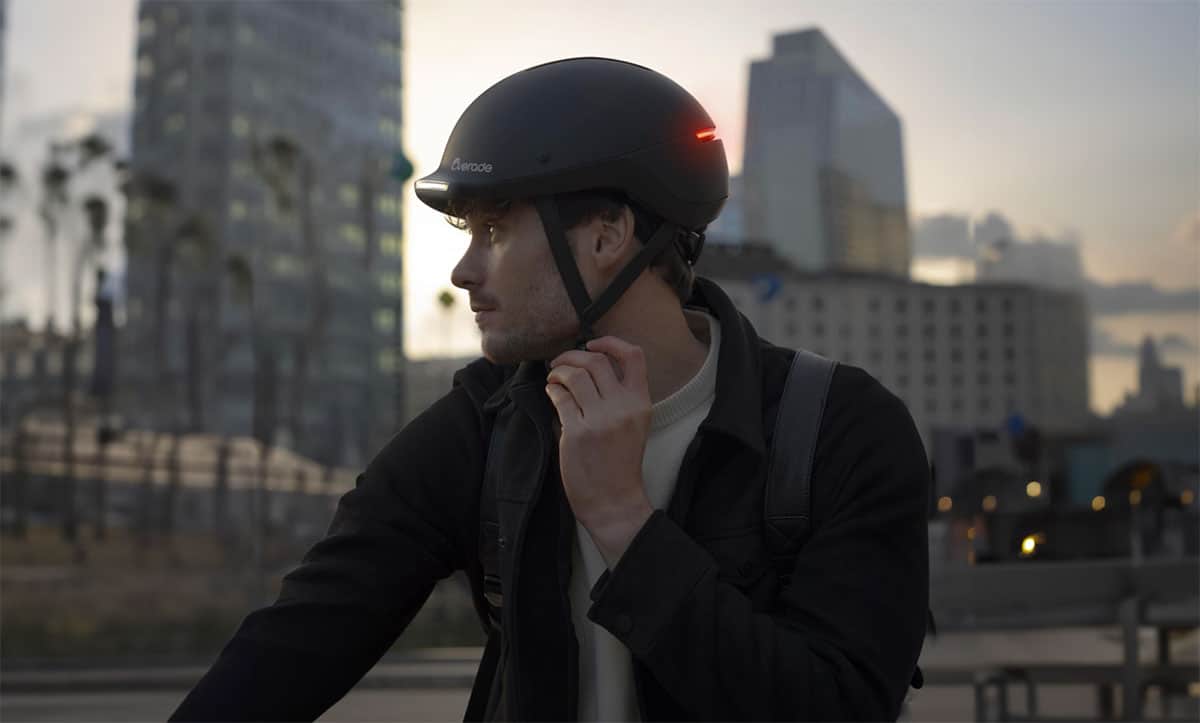 Casque vélo connecté Overade LIFE porté en ville avec éclairage 360 degrés