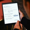 Tablette e-ink Paperslate Pro utilisée pour la prise de notes avec son stylet