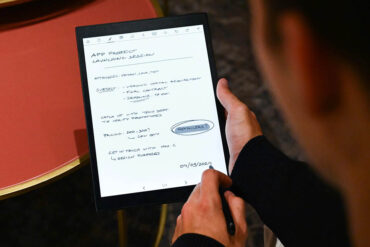 Tablette e-ink Paperslate Pro utilisée pour la prise de notes avec son stylet