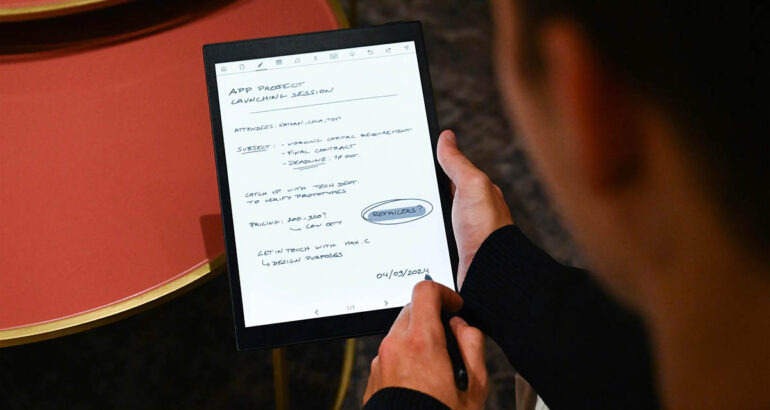 Tablette e-ink Paperslate Pro utilisée pour la prise de notes avec son stylet