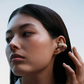 Les écouteurs ouverts à pince Sennheiser ACCENTUM Clip portés à l'oreille