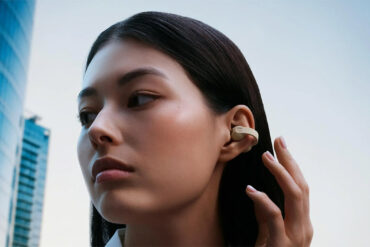 Les écouteurs ouverts à pince Sennheiser ACCENTUM Clip portés à l'oreille