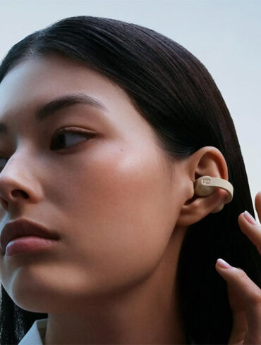 Les écouteurs ouverts à pince Sennheiser ACCENTUM Clip portés à l'oreille