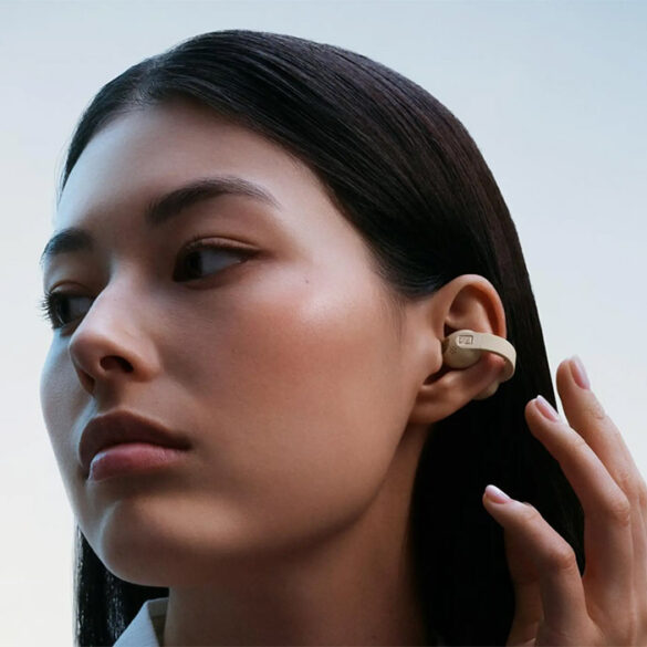 Les écouteurs ouverts à pince Sennheiser ACCENTUM Clip portés à l'oreille