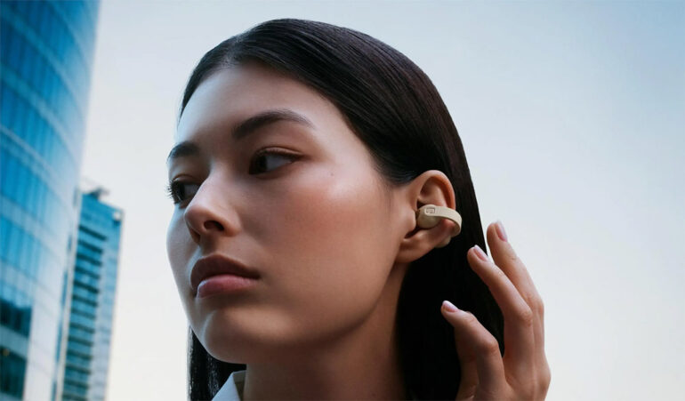 Les écouteurs ouverts à pince Sennheiser ACCENTUM Clip portés à l'oreille