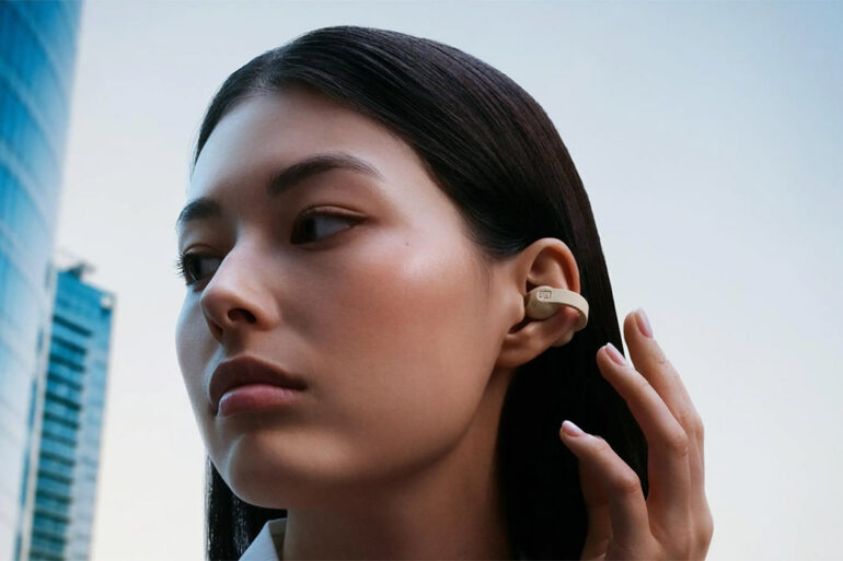 Les écouteurs ouverts à pince Sennheiser ACCENTUM Clip portés à l'oreille