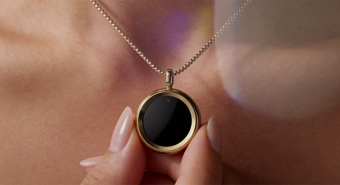 Le collier connecté The Gem de The90 porté autour du cou, finition or