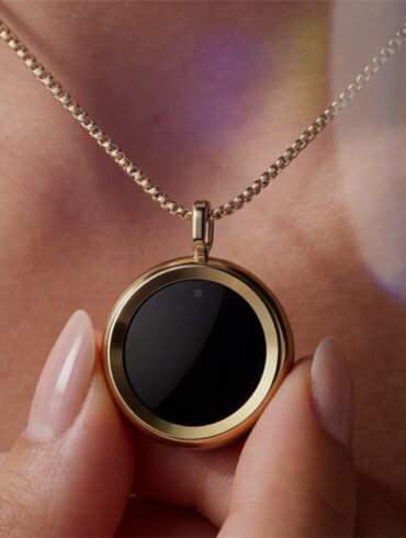Le collier connecté The Gem de The90 porté autour du cou, finition or