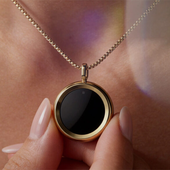Le collier connecté The Gem de The90 porté autour du cou, finition or