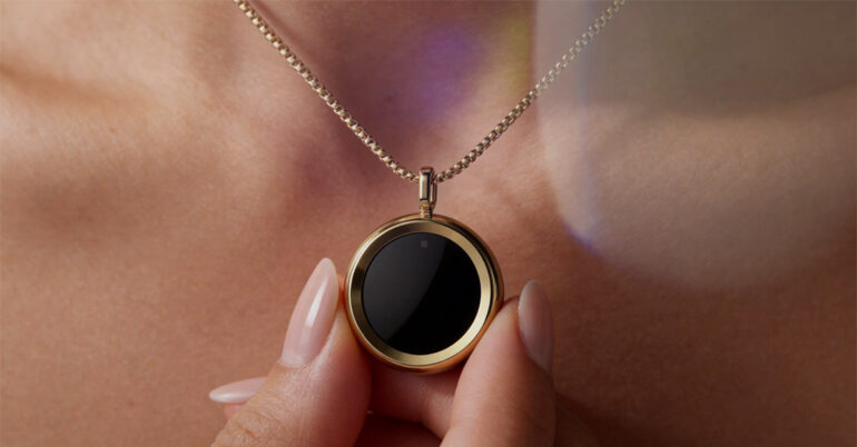 Le collier connecté The Gem de The90 porté autour du cou, finition or