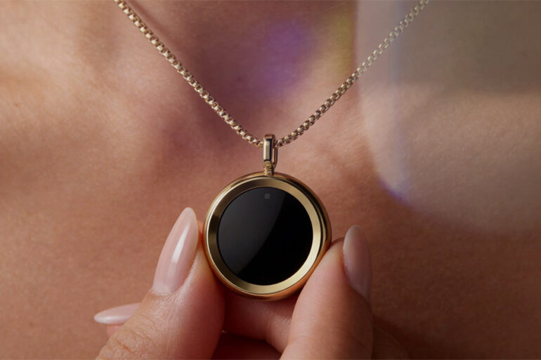 Le collier connecté The Gem de The90 porté autour du cou, finition or