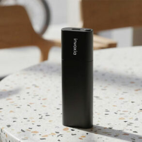 Le traceur GPS Invoxia Tracker Pro Max posé sur une table, format compact noir