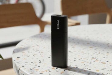 Le traceur GPS Invoxia Tracker Pro Max posé sur une table, format compact noir