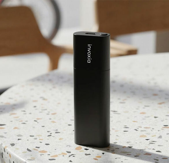 Le traceur GPS Invoxia Tracker Pro Max posé sur une table, format compact noir