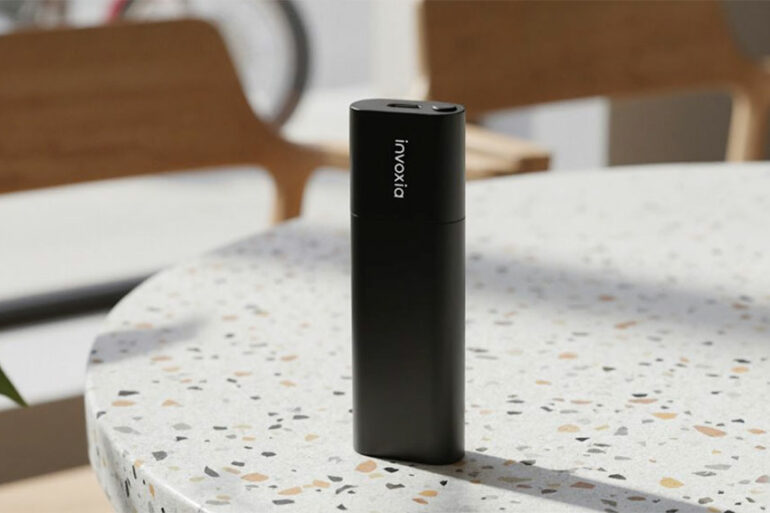 Le traceur GPS Invoxia Tracker Pro Max posé sur une table, format compact noir