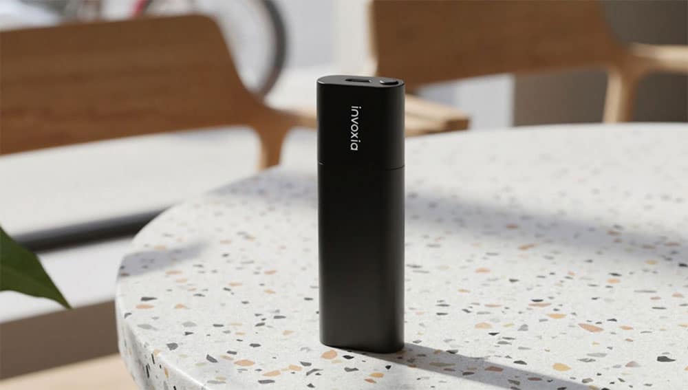 Le traceur GPS Invoxia Tracker Pro Max posé sur une table, format compact noir