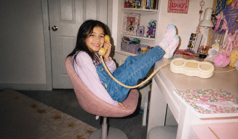 Enfant qui téléphone avec son Combiné sans écran