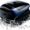 Robot de piscine sans fil Beatbot Sora 30 pose au bord du bassin