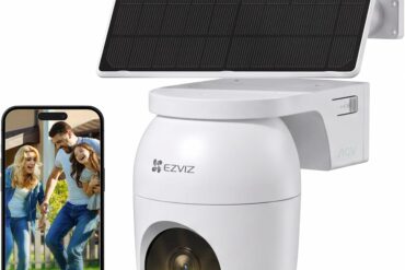 Caméra de surveillance EZVIZ CB8 Lite avec panneau solaire fixée au mur exterieur