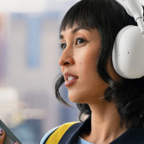 Casque sans fil Logitech Zone Vibe Pro porté au bureau et en télétravail
