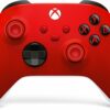 Manette Xbox sans fil coloris Pulse Red sur fond blanc