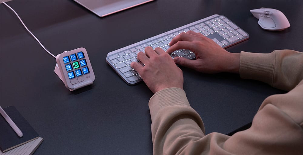 Touches LCD du MX Keypad affichant les commandes de VS Code et GitHub Copilot
