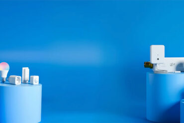 Module Shelly bleu installé derrière un interrupteur pour la maison connectée