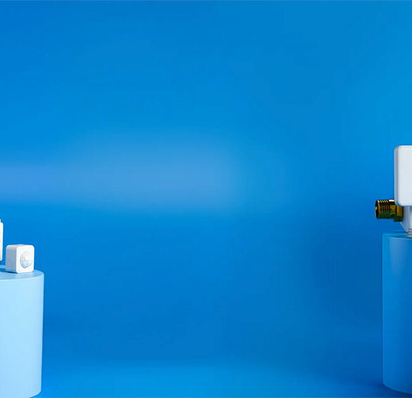 Module Shelly bleu installé derrière un interrupteur pour la maison connectée