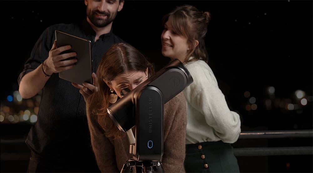 Télescope connecté Unistellar Odyssey pointé vers un ciel étoilé